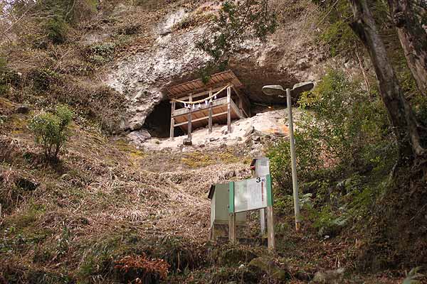 岩屋神社の境内社である「熊野神社」も、険しい岩場を活かした懸造り（かけづくり）の建物でした。
